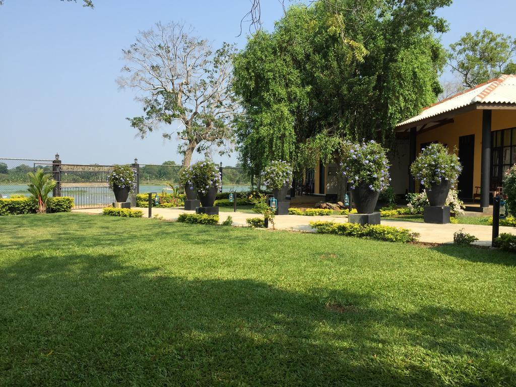 Flower Garden Lake Resort Tissamaharama Exterior photo