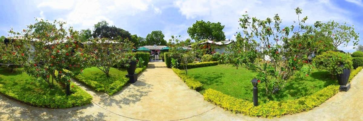 Flower Garden Lake Resort Tissamaharama Exterior photo