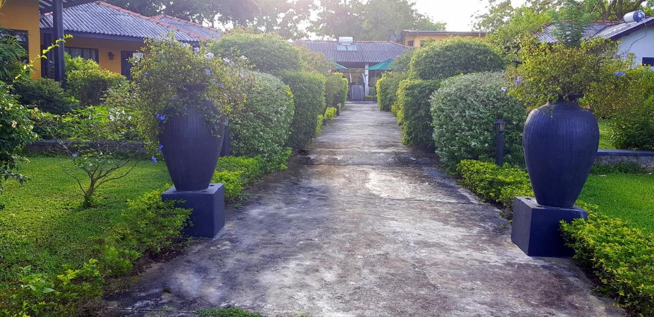 Flower Garden Lake Resort Tissamaharama Exterior photo